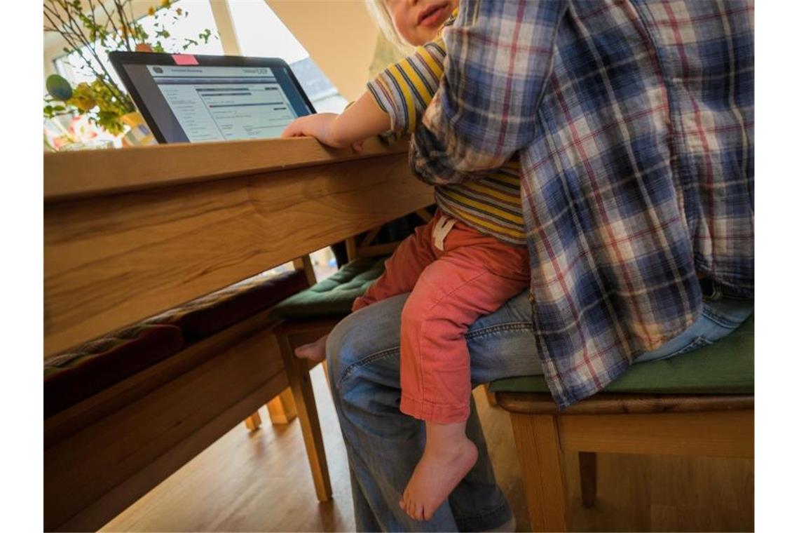 Für Alleinerziehende ist das Arbeiten im Homeoffice besonders anstrengend. Foto: Andreas Arnold/dpa