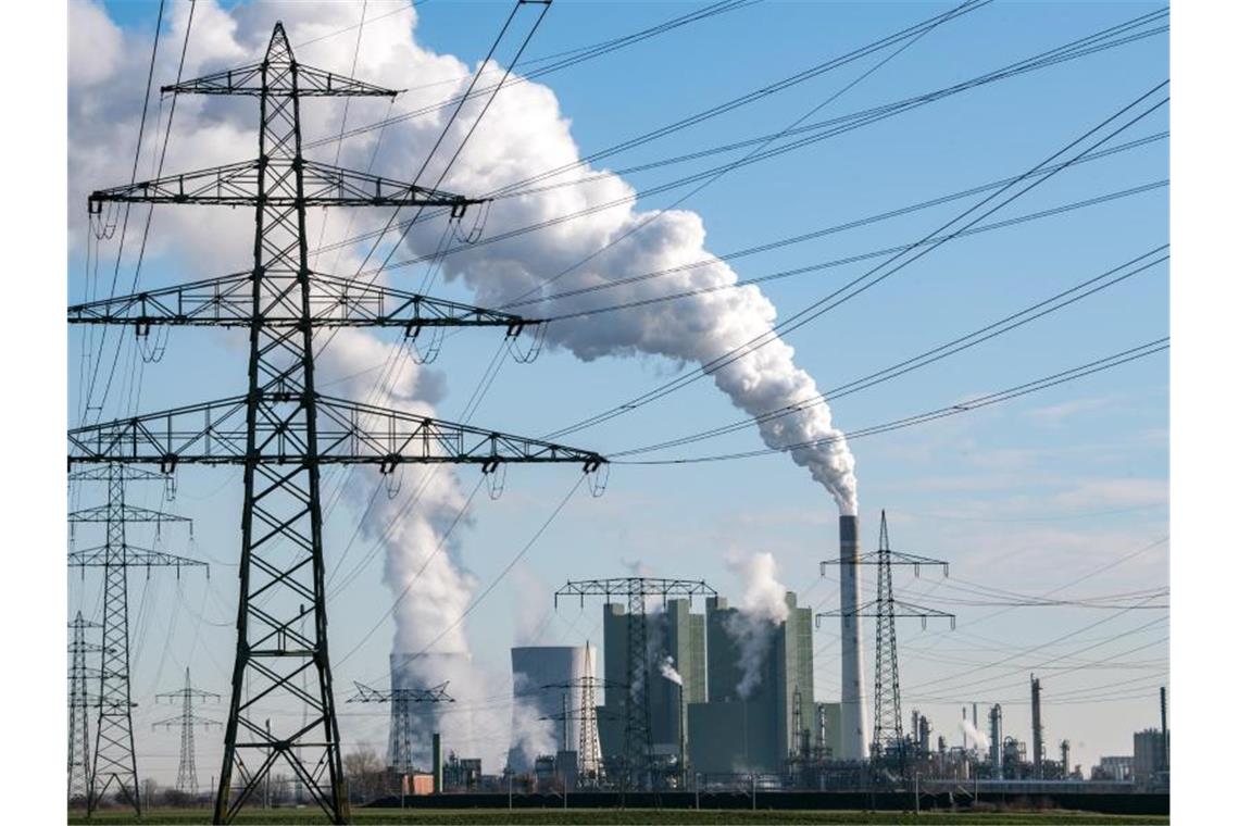 Regierung beschließt Kohle-Aus bis 2038 Für Anlagen wie das Braunkohlekraftwerk Schkopau in Sachsen-Anhalt sieht das Gesetz einen Fahrplan für den Ausstieg vor. In Schkopau soll 2034 Schluss sein. Foto: Hendrik Schmidt/dpa-Zentralbild/dpa
