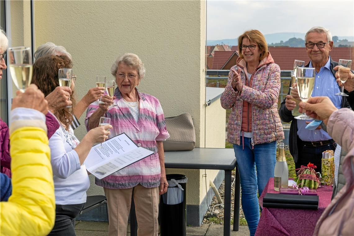 Gelebte Gemeinschaft im betreuten Wohnen Für Anneliese Frase-Thiemkes (Dritte v. links) 85. Geburtstag haben sich Mitbewohnerinnen und Mitbewohner, Pflegekräfte und Beschäftigte etwas Besonderes überlegt. Foto: Alexander Becher