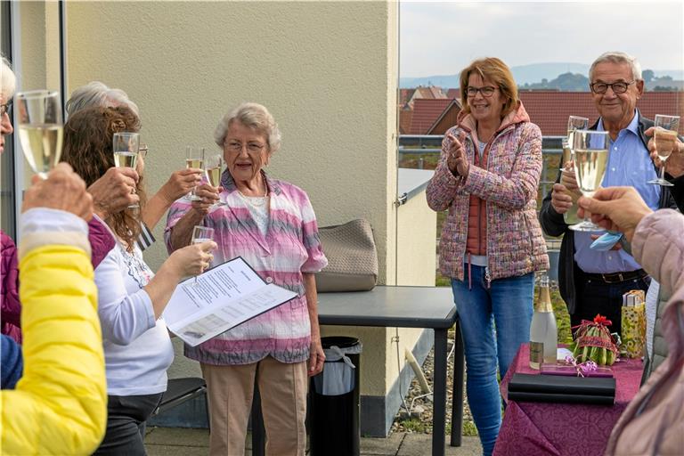 Für Anneliese Frase-Thiemkes (Dritte v. links) 85. Geburtstag haben sich Mitbewohnerinnen und Mitbewohner, Pflegekräfte und Beschäftigte etwas Besonderes überlegt. Foto: Alexander Becher