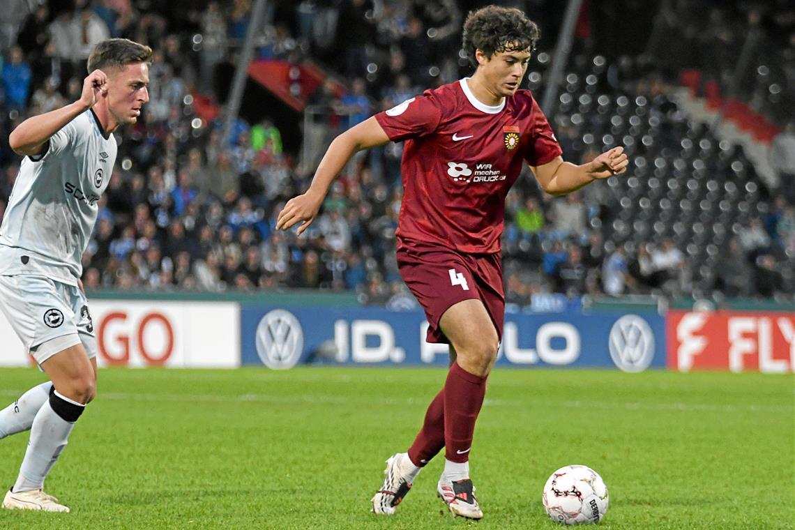 Für Aspach am Ball: Der aus Augsburg ausgeliehene Franz Xaver Bleicher. Foto: Tobias Sellmaier