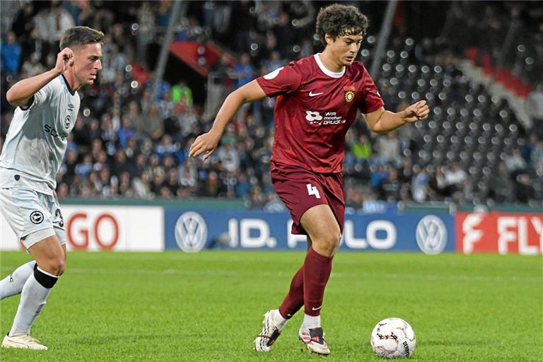 Für Aspach am Ball: Der aus Augsburg ausgeliehene Franz Xaver Bleicher. Foto: Tobias Sellmaier