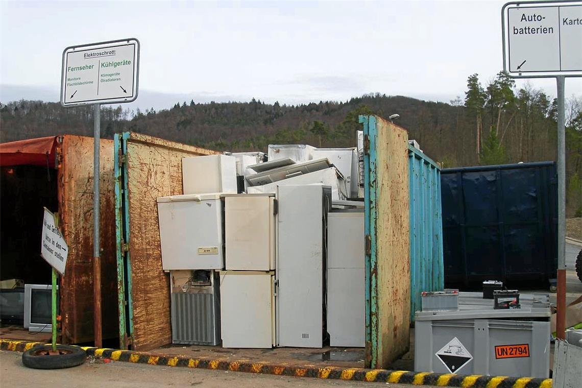 Für ausrangierte Kühlgeräte hält die Abfallwirtschaft Rems-Murr auf der Deponie einen eigenen Container bereit. Sobald die wegen der Coronakrise derzeit geschlossene Einrichtung wieder öffnet, werden solche Geräte dort auch wieder gebührenfrei angenommen. Foto: AWRM