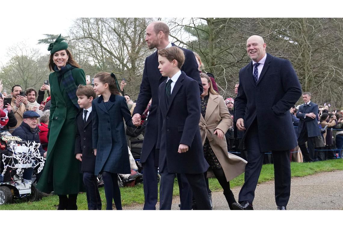 Fans beschenken Kate und Kinder beim royalen Weihnachtsfest Für besonderes Aufsehen sorgte Prinzessin Kate, die sich seit ihrer Krebserkrankung und der beendeten Chemotherapie nur selten öffentlich gezeigt hatte.
