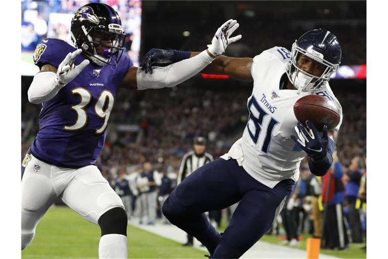 Für Brandon Carr (l) war mit den Baltimore Ravens im NFL-Viertelfinale Endstation. Foto: Julio Cortez/AP/dpa