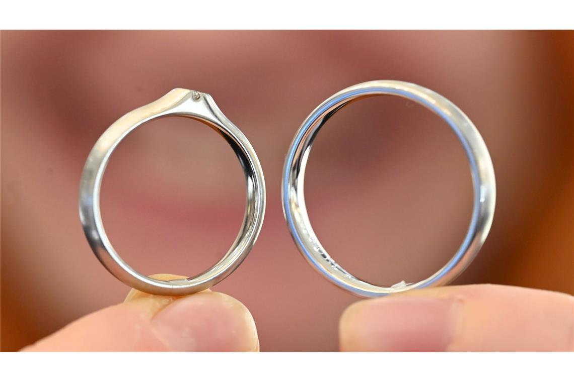 Für Brautpaare sind Trauring aus Platin - wie links zu sehen - eine Alternative. (Archivbild)