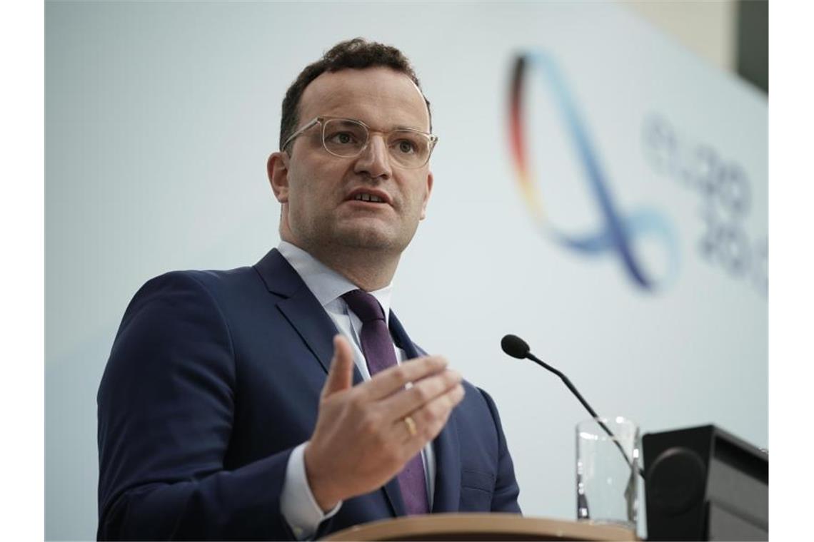 Liga muss sich gedulden - Vorerst Absage für Fan-Rückkehr Für Bundesgesundheitsminister Jens Spahn hat die Rückkehr der Fans in die Fußballstadien keine Priorität. Foto: Michael Kappeler/dpa