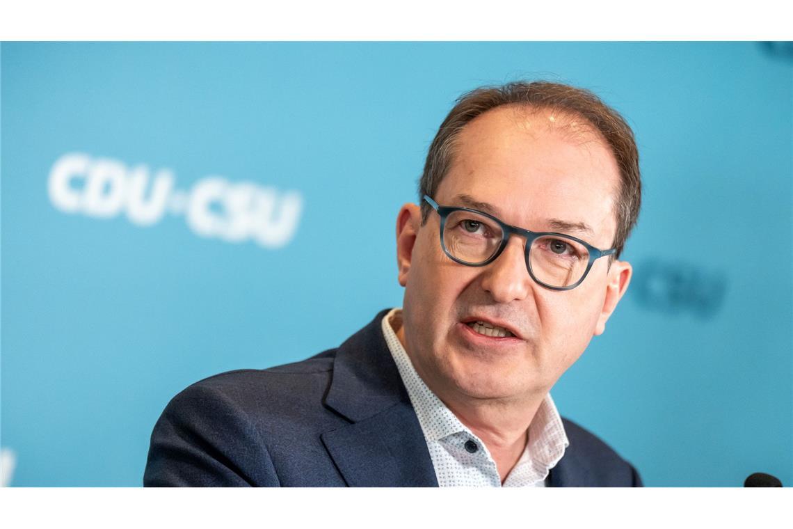 Für Bundesinnenminister Alexander Dobrindt (CSU) sind die intensivierten Grenzkontrollen ein wichtiges Instrument zur Reduzierung unerlaubter Einreisen. (Archivfoto)