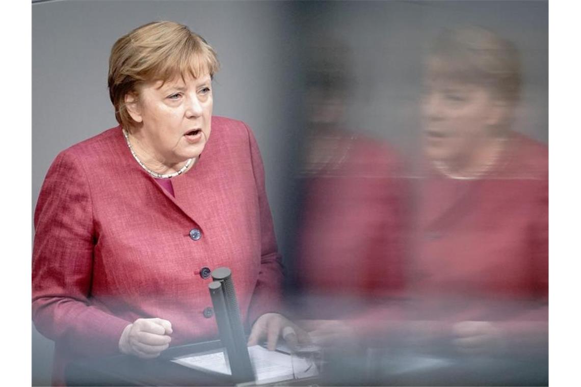 Für Bundeskanzlerin Angela Merkel überwiegen die Vorteile der Coronna-Maßnahmen die Nachteile. Foto: Kay Nietfeld/dpa