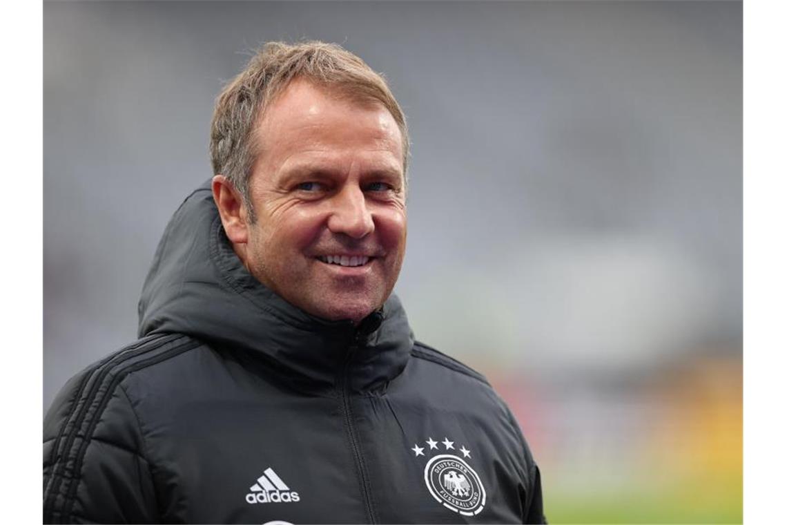 Erst Flug-Chaos stoppt Flick - Topstart im Bayern-Stil Für Bundestrainer Hansi Flick bedeutet Platz eins in der WM-Qualifikation nicht automatisch Sorglosigkeit. Foto: Christian Charisius/dpa