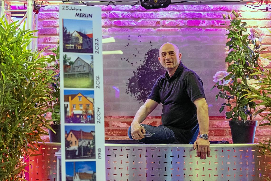 25 Jahre Merlin, mit Höhen und Tiefen Für Christos Kiroglou ist der 25. Geburtstag seiner Bar und seines Restaurants und Klubs in der Eberhardstraße kein Grund, sich auf Lorbeeren auszuruhen. Für den 60-Jährigen geht’s mit Volldampf weiter, sei es im Merlin oder außerhalb wie beim Straßenfest. Foto: A. Becher