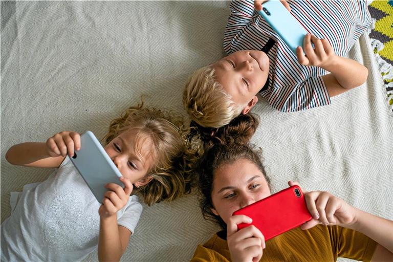 Für Clemens Beisel ist klar: Eltern sollten ihre Kinder nicht mit den digitalen Medien alleinlassen. Symbolfoto: Adobe Stock/Rawpixel Ltd