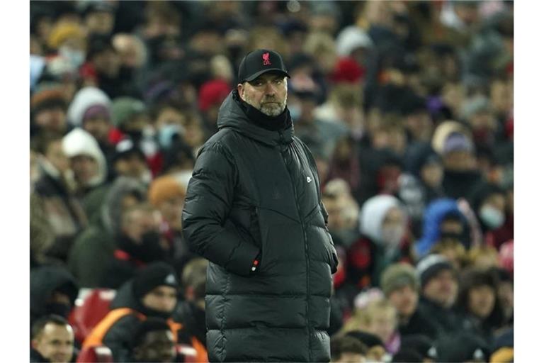 Für Coach Jürgen Klopp und seine Liverpooler steht am Dienstag ein Auswärtsspiel bei Leicester City an. Foto: Jon Super/AP/dpa