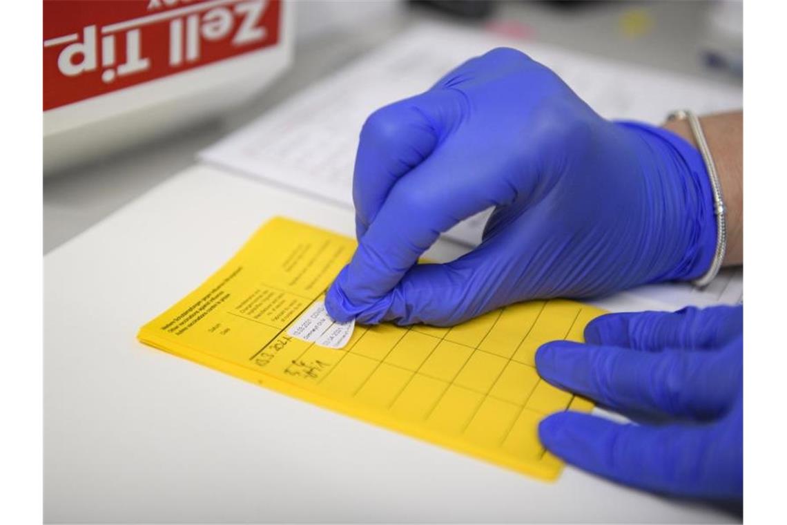 Wachsender Druck für einheitliche Erleichterung für Geimpfte Für Corona-Geimpfte soll es demnächst Lockerungen geben. Ländern, Städten und Gemeinden geht es allerdings nicht schnell genug. Foto: Christopher Neundorf/dpa