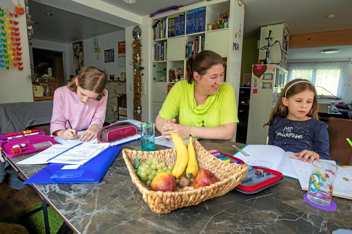 Für Daniela Klepsch und ihre Töchter Nele und Mila ist das gemeinsame Lernen zu Hause längst zur Gewohnheit geworden. Der Unterricht mit Mama beginnt immer um halb neun. Foto: A. Becher