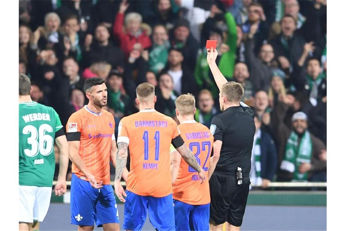 Werder gewinnt Spitzenspiel gegen zehn Darmstädter Für Darmstadts Klaus Gjasula (l) war das Spiel in Bremen schon vor der Halbzeit beendet. Foto: Carmen Jaspersen/dpa