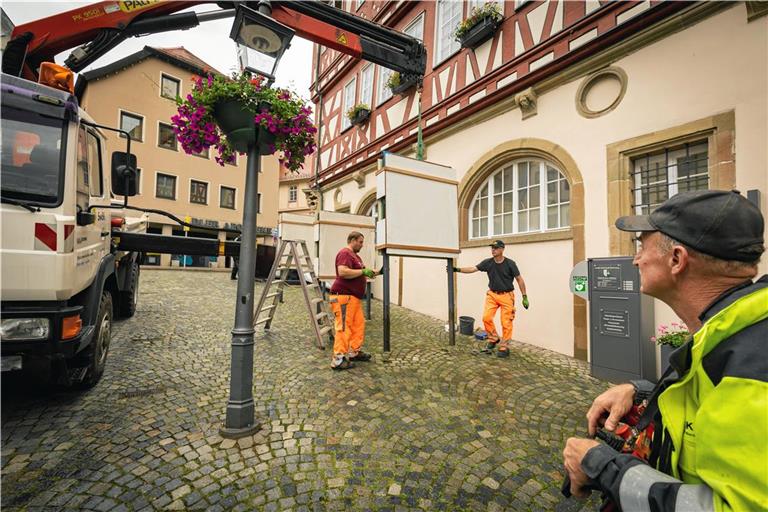Für das Bauhofteam fallen vor, während und nach dem Straßenfest zahlreiche Aufgaben an. So zum Beispiel die Einlagerung von Schautafeln oder Sitzblöcken aus Beton. Fotos: Alexander Becher