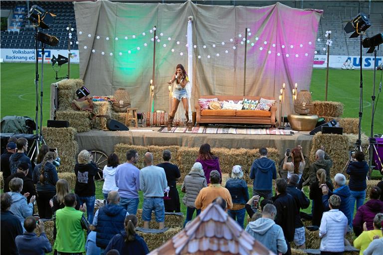 Für das besondere Heimspiel von Andrea Berg im Juli wurde eine kleine Bühne aufgebaut. Im kommenden Jahr sollen die Konzerte wieder andere Dimensionen annehmen.  Foto: A. Becher