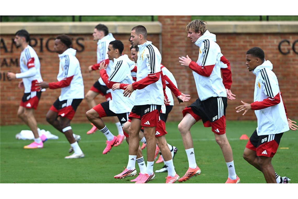 Für das DFB-Training mussten die Regenjacken ausgepackt werden.