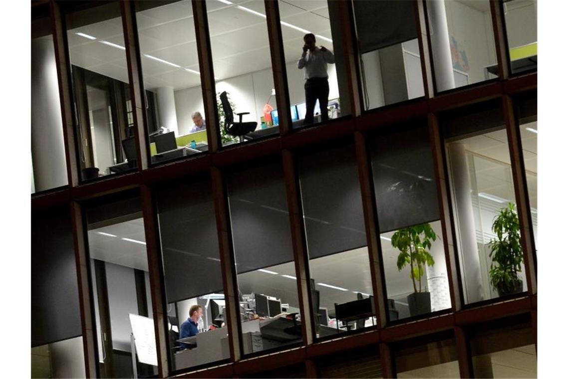Beschäftigte mit knapp einer Milliarde Überstunden Für das erste Halbjahr 2019 wurden 962 Millionen Überstunden registriert, 490 Millionen davon unbezahlt. Foto: Roland Holschneider/dpa