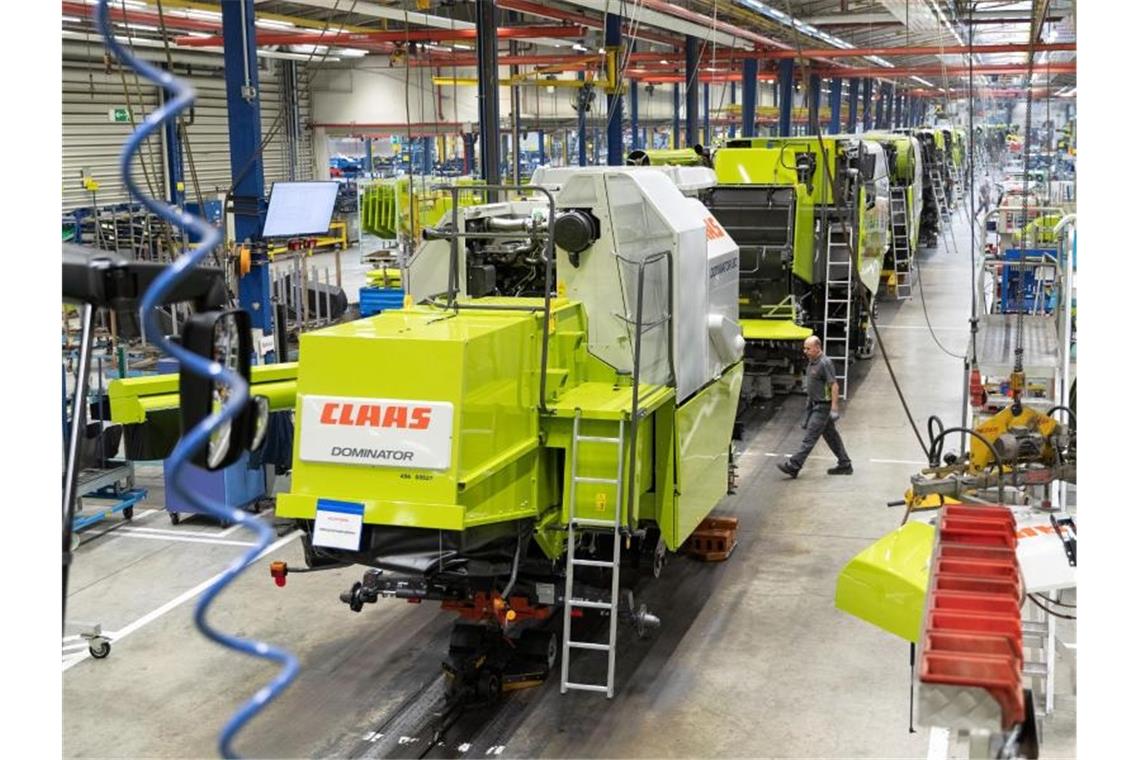 Landmaschinenhersteller Claas spürt Dürre-Jahre Für das Geschäftsjahr 2020 zeigt sich die Claas-Führung verhalten optimistisch. Entscheidend sei, wie sich das Einkommen der Landwirte entwickle. Foto: Friso Gentsch/dpa