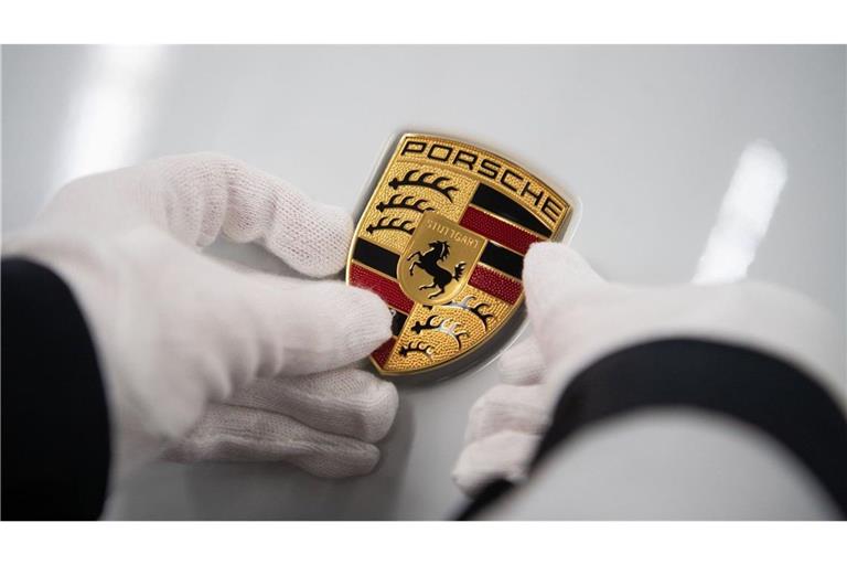 Für das Geschäftsjahr 2024  hatten Porsche-Aktionäre mit einer Vorzugsaktie noch 2,31 Euro Dividende erhalten. Nun werden  voraussichtlich 1,01 Euro pro Aktie ausgeschüttet.