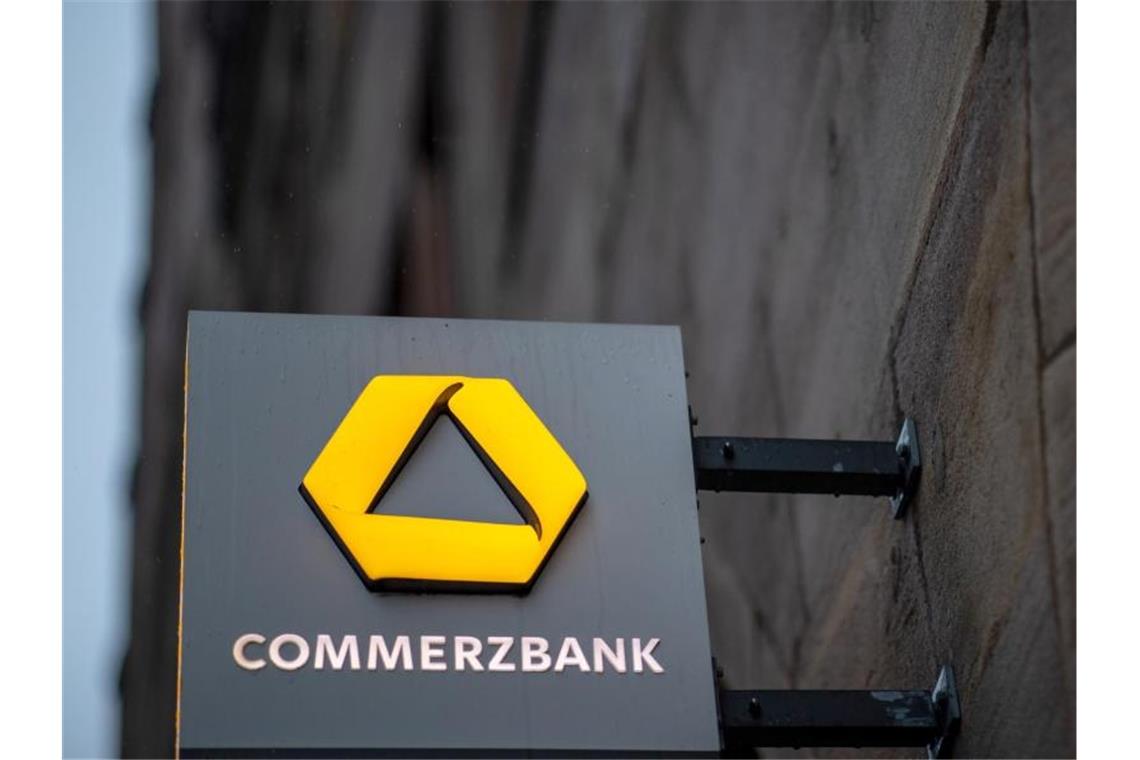 Für das Gesmatjahr rechnet die Commerzbank mit einem positiven Konzernergebnis. Foto: Daniel Karmann/dpa