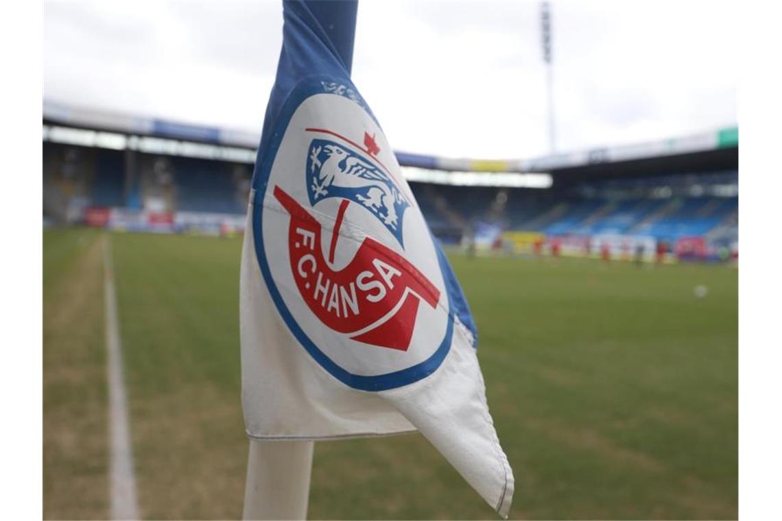 Grünes Licht von der Politik: Rostock mit Zuschauern Für das Heimspiel von Hansa Rostock gegen den Halleschen FC wurden 777 Zuschauer zugelassen. Foto: Danny Gohlke/dpa