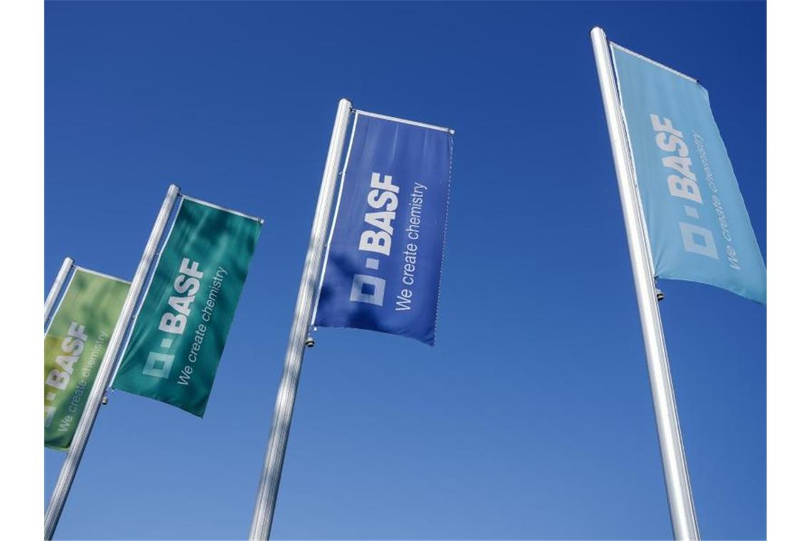 Für das laufende Jahr peilt BASF weiter einen Umsatz von 57 bis 58 Milliarden Euro an. Foto: Uwe Anspach/dpa