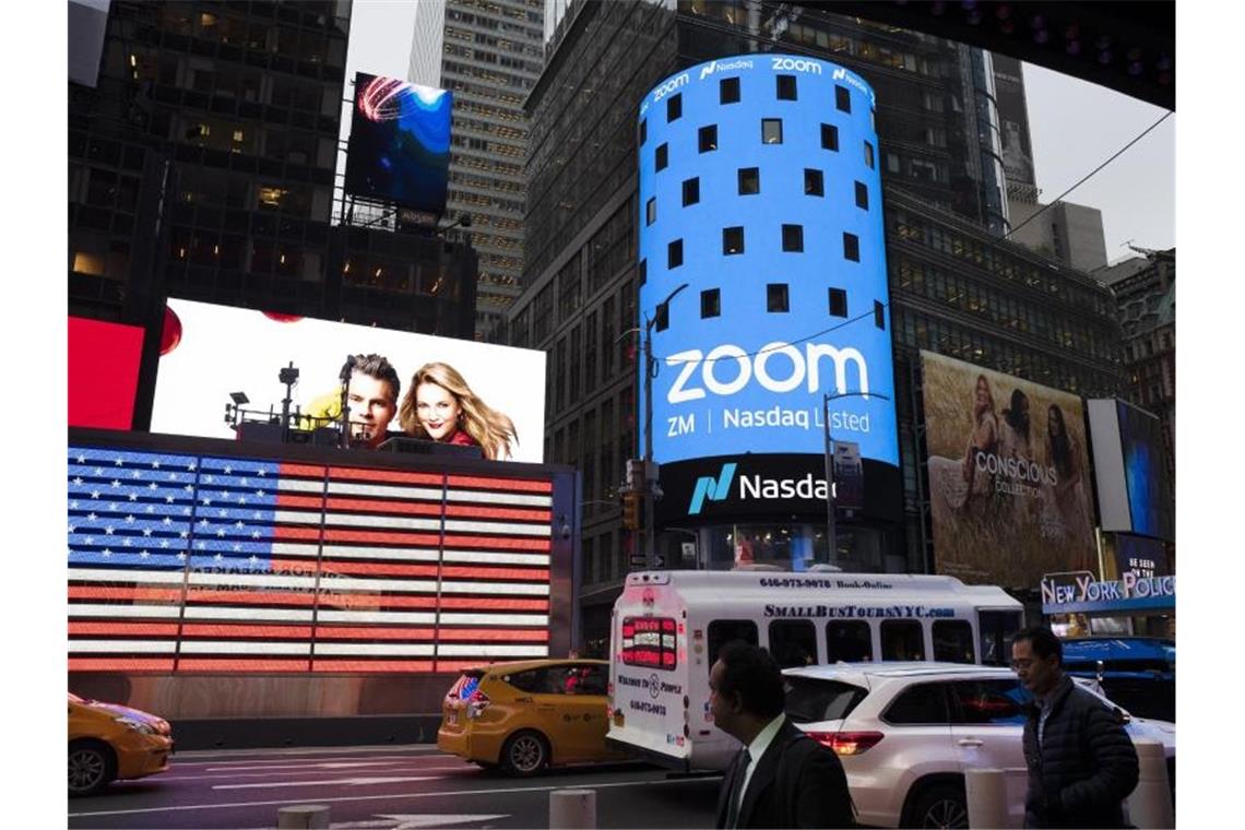Zoom wächst Anlegern nicht explosiv genug Für das laufende Quartal rechnet Zoom mit Erlösen zwischen 806 bis 811 Millionen Dollar. Foto: Mark Lennihan/AP/dpa