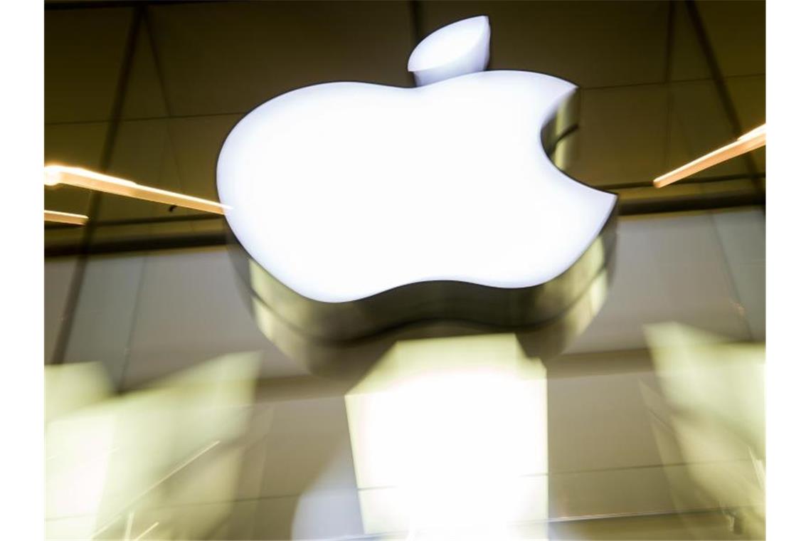 Für das laufende Vierteljahr rechnet Apple mit einem Umsatz zwischen 63 und 67 Milliarden Dollar. Foto: Peter Kneffel/dpa