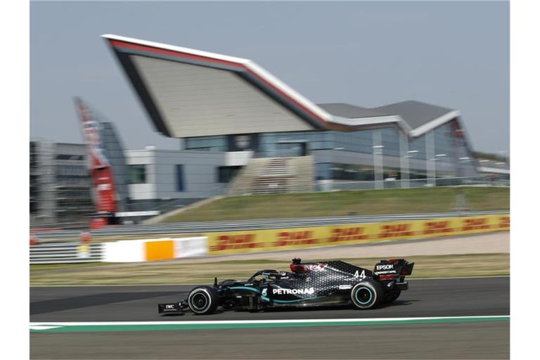 Für das Rennen der Formel 1 in Silverstone sind wieder Zuschauer erlaubt: Mit rund 140.000 Besuchern pro Tag ist zu rechnen. Foto: Andrew Boyers/Pool Reuters/AP/dpa