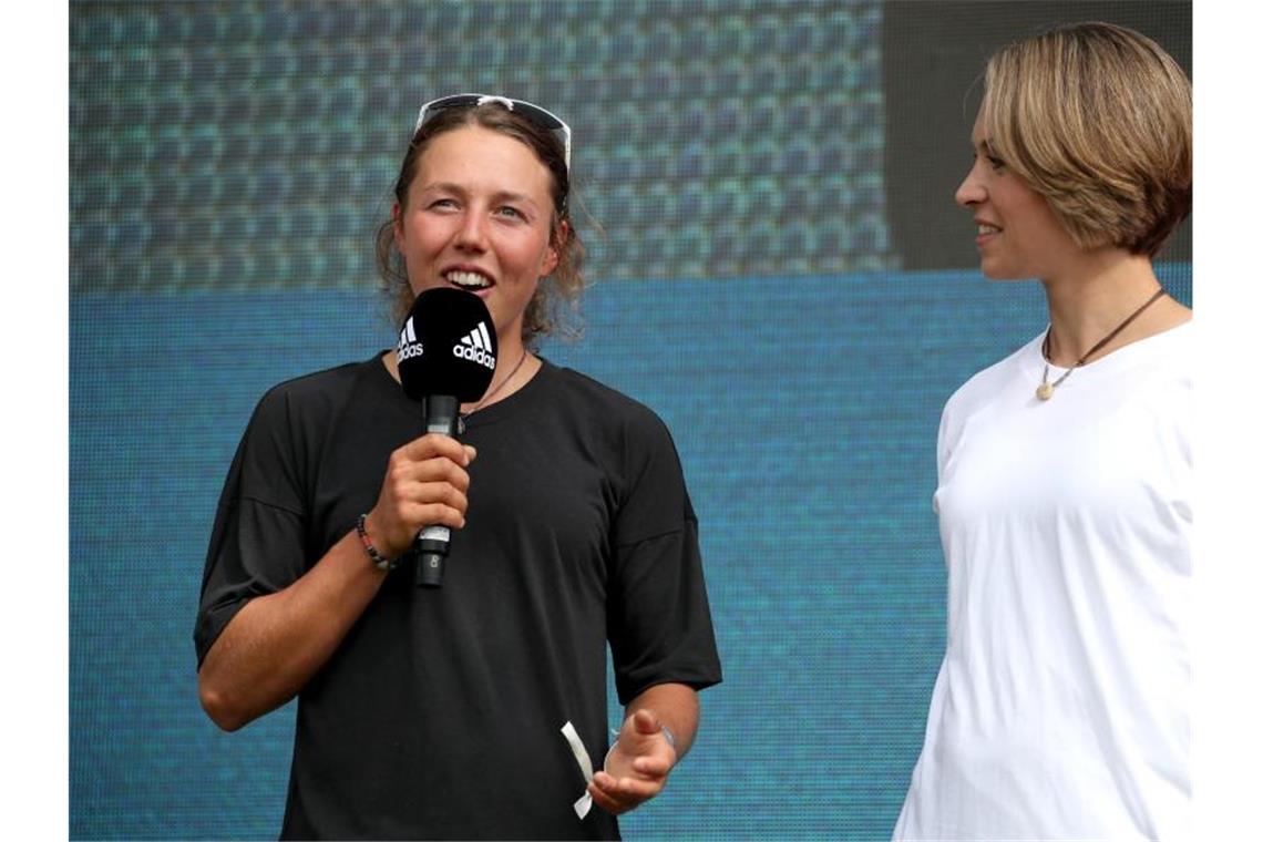 Sportler-Rücktritte 2019: Ab ins TV - oder auf die Piste Für das ZDF künftig am Mikrofon: Ex-Biathletin Laura Dahlmeier (l). Foto: Daniel Karmann/dpa