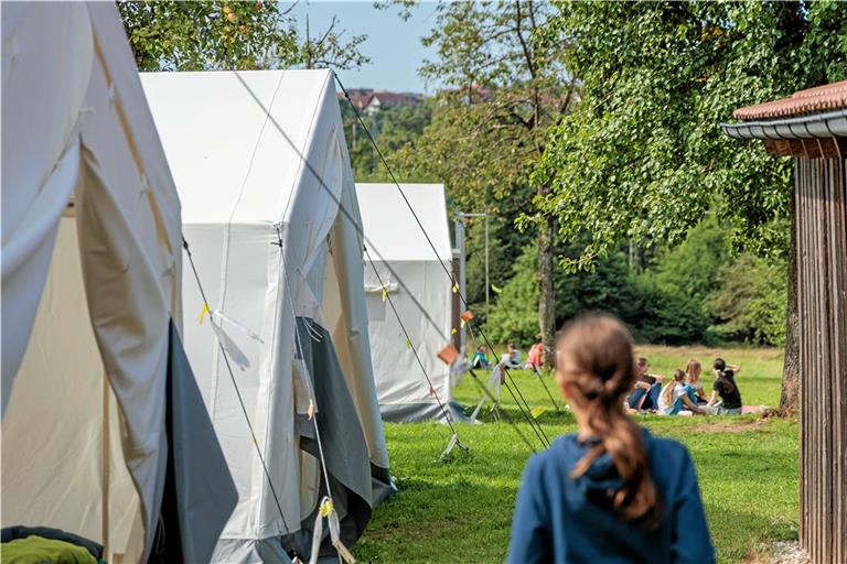 Für das Zeltlager werden auf dem Gelände des CVJM im Hörschhof große weiße Zelte aufgebaut. Fotos: Stefan Bossow