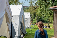 Für das Zeltlager werden auf dem Gelände des CVJM im Hörschhof große weiße Zelte aufgebaut. Fotos: Stefan Bossow