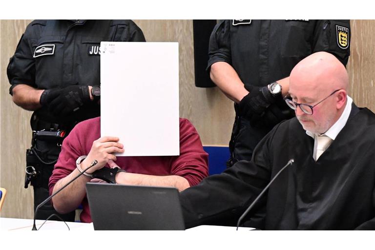 Prozess nach Todesfahrt: "Getrieben von starker Wut" Für den Angeklagten las sein Verteidiger Uwe Kosmala eine Erklärung vor.