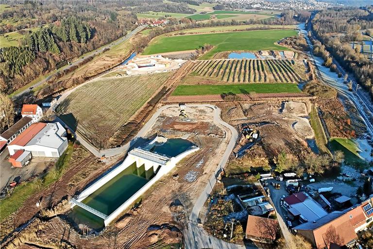 Für den Bau des Beckens Oppenweiler geht es in den Endspurt: Das Durchlassbauwerk für die Murr (im Vordergrund) ist längst fertig, das Schlauchwehr (oben) auch. Nach dem Bau von Damm und weiteren Durchlässen soll es im Frühjahr 2027 in Betrieb gehen. Foto: Ulrich Maier
