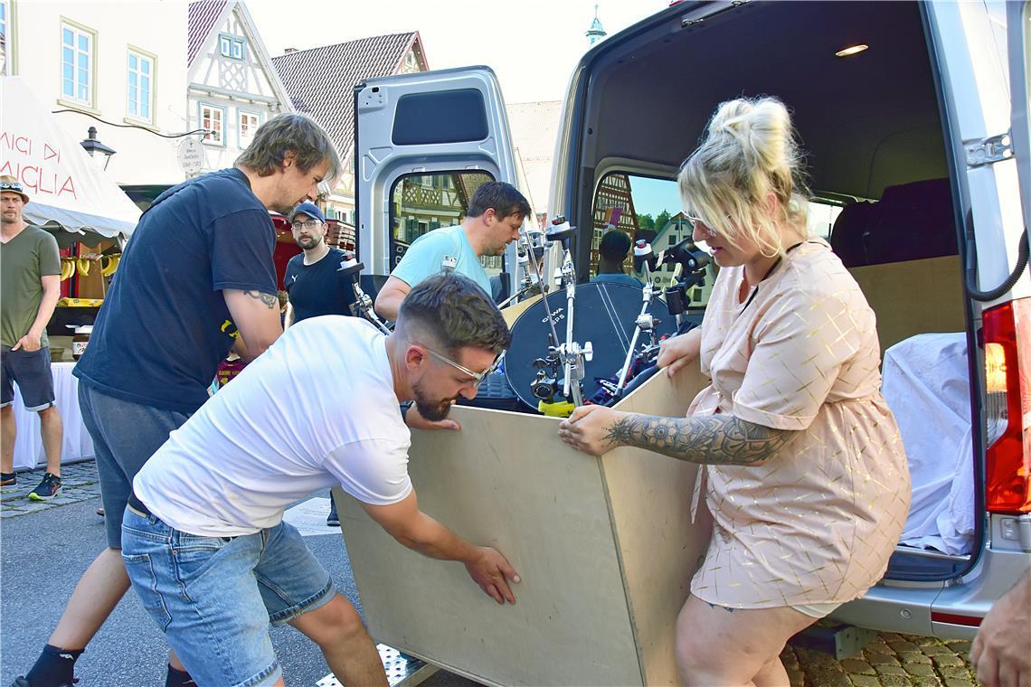 Für den Bühnenaufbau helfen die Künstler der Band Partymaschine zusammen. 