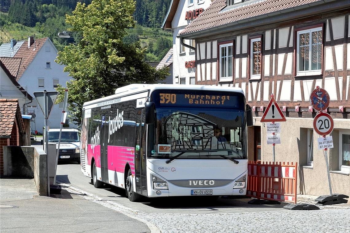 Für den Bus wurde in der Grimmstraße eine eigene Umleitungsstrecke festgelegt. Trotzdem krachte es schon am ersten Tag. Eine Autofahrerin wollte sich an einer Engstelle vorbeiquetschen.