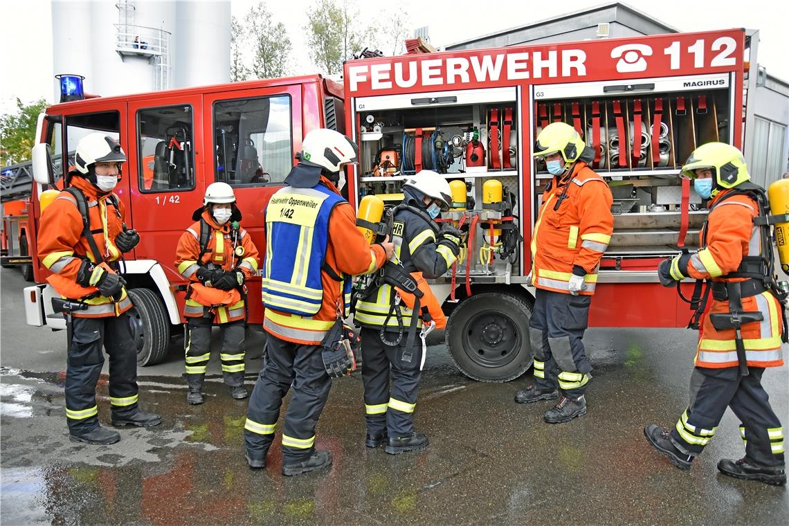 Für den Einsatz im verrauchten Gebäude wird die Atemschutzausrüstung angelegt.