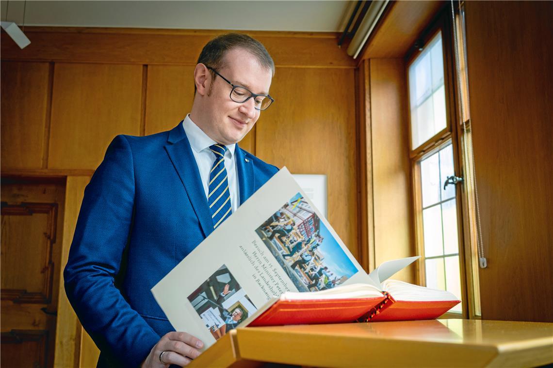 Backnangs ganz besonderes Gästebuch Für den Fototermin hat Oberbürgermeister Maximilian Friedrich das Goldene Buch der Stadt Backnang aus dem Tresor geholt. Für die Öffentlichkeit ist es normalerweise nicht zugänglich. Fotos: Alexander Becher