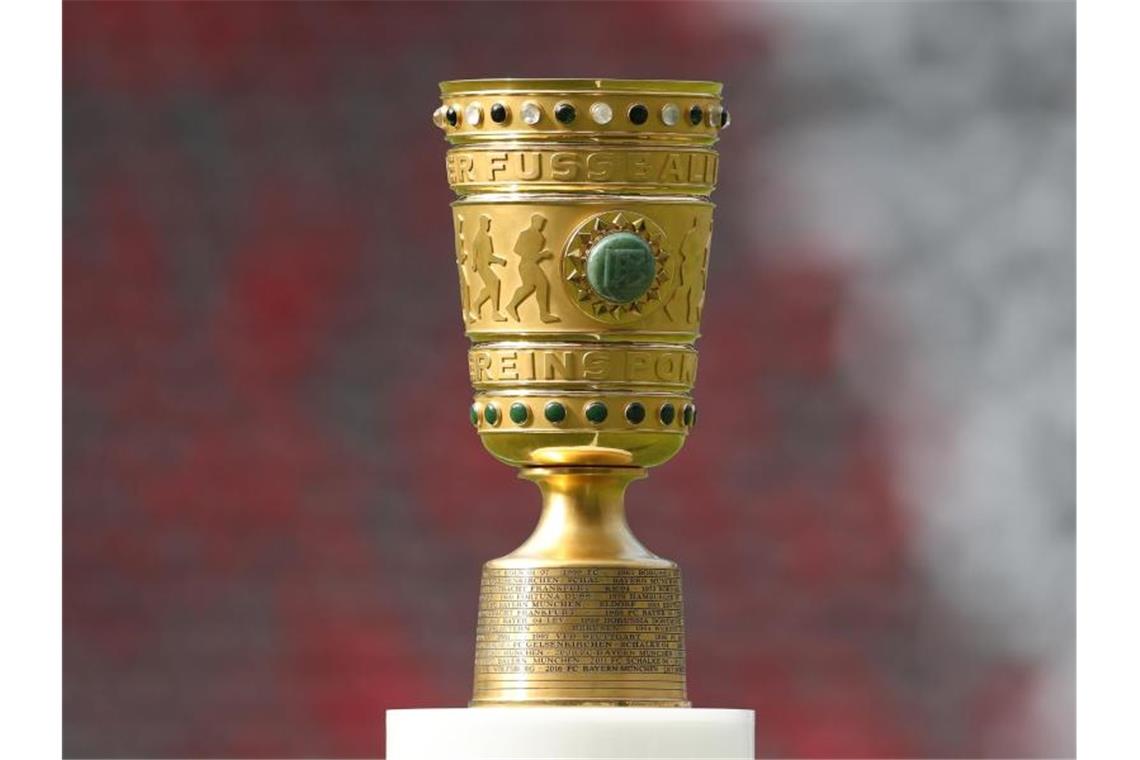 Für den Gewinner des DFB-Pokal-Wettbewerbs wartet als Belohnung diese Trophäe: der DFB-Pokal. Foto: Jan Woitas/zb/dpa