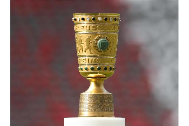 Für den Gewinner des DFB-Pokal-Wettbewerbs wartet als Belohnung diese Trophäe: der DFB-Pokal. Foto: Jan Woitas/zb/dpa