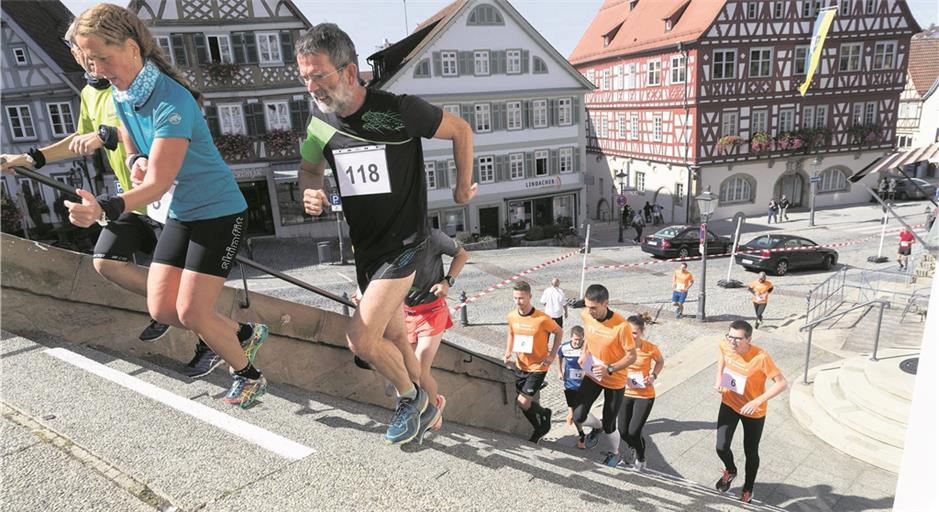 Für den guten Zweck eilen die Läufer die steilen Stufen zum Stiftshof hinauf: Auch Stadtrat Lutz-Dietrich Schweizer legt sich ins Zeug. Foto: J. Fiedler