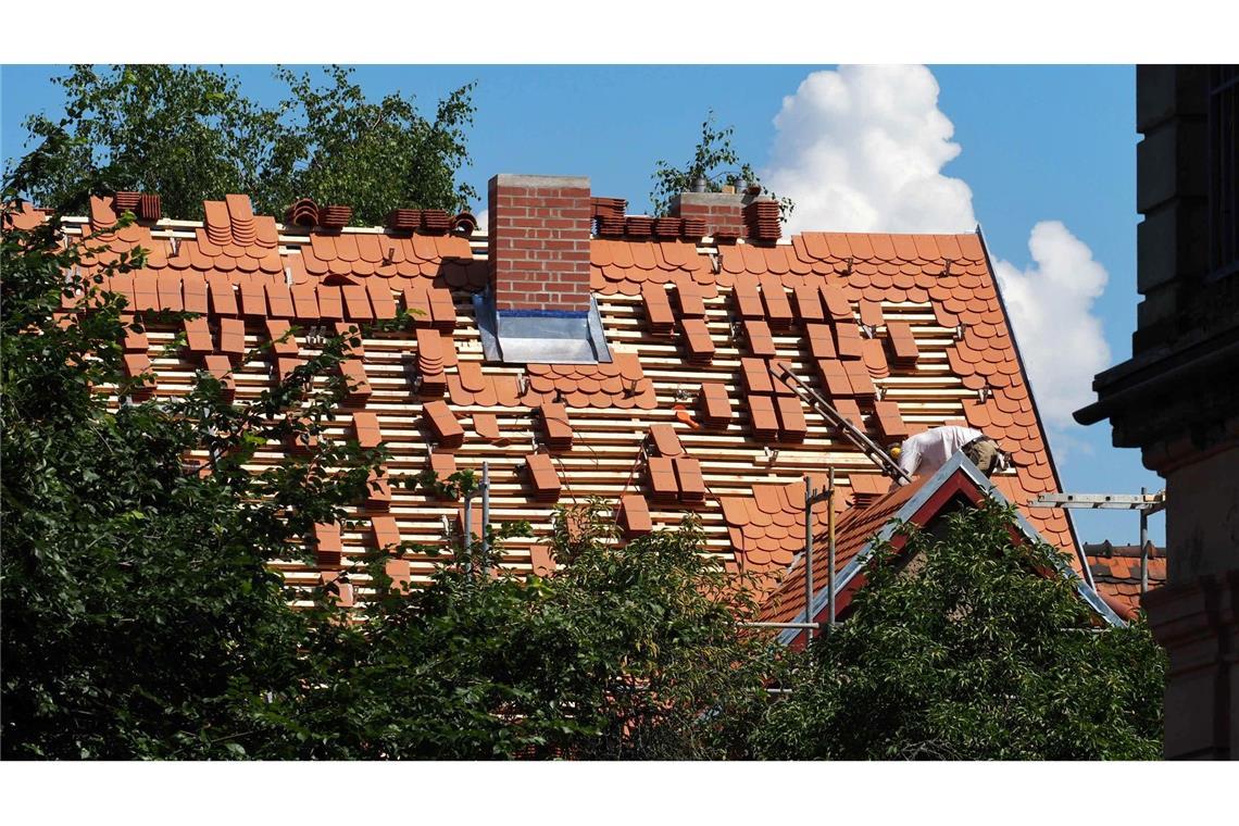 Studie: 1,4 Billionen Euro für klimagerechten Umbau nötig Für den klimagerechten Umbau aller deutschen Wohnimmobilien wären laut einer Studie rund 1,4 Billionen Euro nötig. (Archivbild)