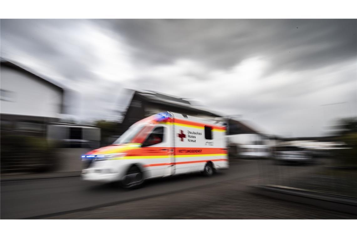 Tödliche Verpuffung: Mann stirbt bei Arbeiten mit Trennschleifer Für den Mann kam jede Hilfe zu spät. (Symbolbild)