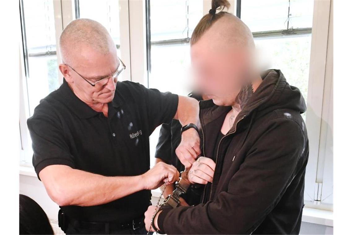 Hohe Strafen nach Mord an Maria: Es bleibt das Entsetzen Für den Mord an der 18-jährigen Maria aus Zinnowitz hat das Landgericht für den 19 Jahre alten Haupttäter die Unterbringung im Maßregelvollzug in einer Psychiatrie angeordnet. Foto: Stefan Sauer