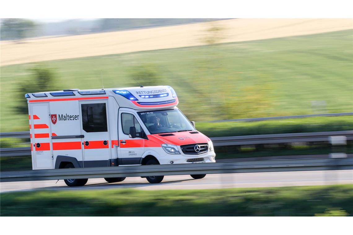 Motorradfahrer stirbt nach Unfall bei Überholversuch Für den Motorradfahrer kam jede Hilfe zu spät. (Symbolbild)