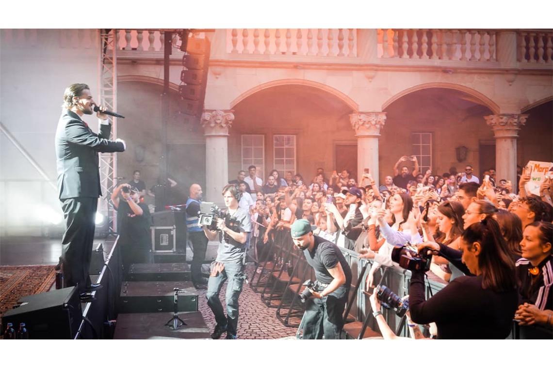 Für den Musiker fühlt sich der Auftritt an „wie ein Traum“: Morpheuz beim Konzert im Innenhof des Altem Schlosses