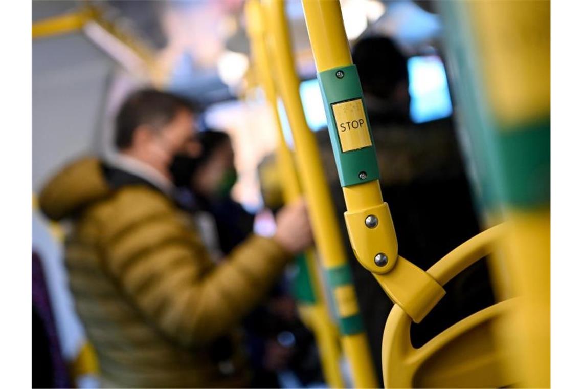 Fahrpreise für Bus und Bahn steigen teils kräftig Für den Nahverkehr müssen Fahrgäste bald mehr bezahlen. Foto: Britta Pedersen/dpa-Zentralbild/dpa